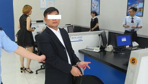刘某有犯罪前科，2015年曾因冒充国家工作人员招摇撞骗被判刑入狱。（微博图片） 