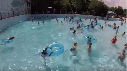 女童險溺斃泳池掙扎30秒竟無人發現圖/視頻