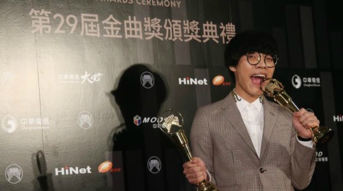 台湾艺人卢广仲夺下“最佳作曲人”、“年度歌曲”2项大奖。