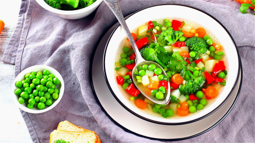 飯前20～30分鐘先喝湯，能幫助我們控制食慾，減少食量。