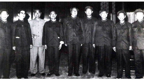 1966年9月15日，毛泽东与张春桥、江青、周恩来、姚文元、戚本禹、王力、关锋等人合影。
