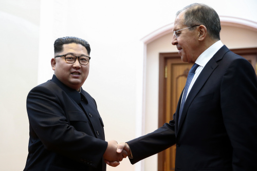 2018年5月31日，俄罗斯外交部长拉夫罗夫与朝鲜领导人金正恩在平壤举行的会晤中握手。