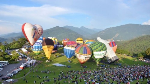 台东国际热气球嘉年华30日登场，各式造型热气球陆续亮相，活动多元，吸引不少游客到场同乐。