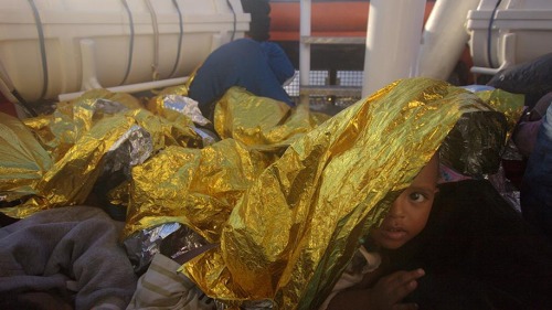 國際移民組織證實，難民船上逾百人失蹤，其中3個不滿5歲的兒童屍體已被尋獲。 