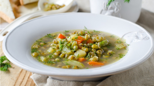 绿豆性凉，味甘，炎炎夏季多喝点绿豆汤有利于解暑。