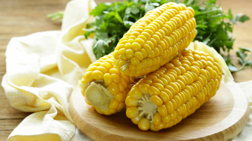 玉米富含脂肪，亞油酸，有助於人體脂肪和膽固醇的正常代謝，減少膽固醇在血管中的沉積，軟化動脈。