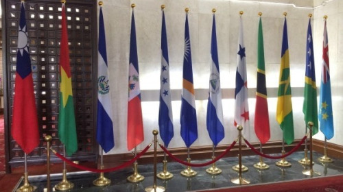 图为外交部大厅邦交国国旗，右五为现已断交的巴拿马国旗。