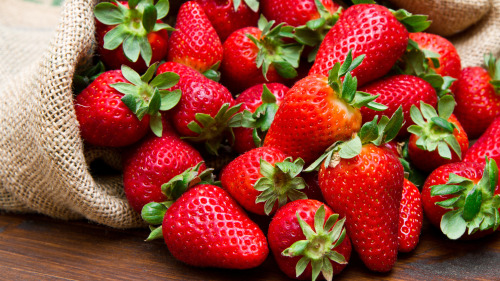 草莓含有豐富的維生素C，多吃草莓能使人精力充沛。