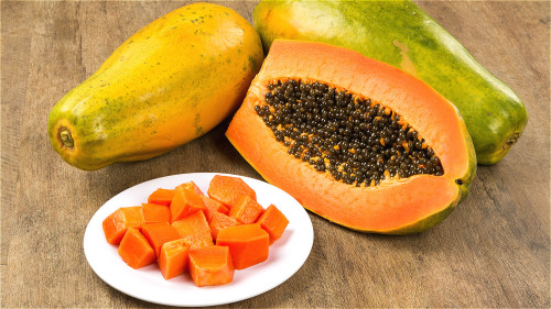 木瓜有“百益之果”美称。富含17种以上胺基酸及钙、铁等，还含有木瓜蛋白酶、番木瓜碱等。