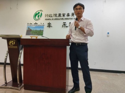 臺農委會副主委陳吉仲7日下午鄭重出面駁斥香蕉謠言。 