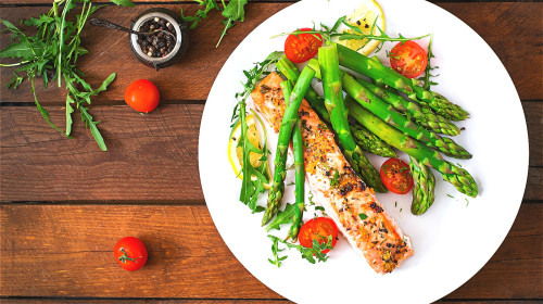 海鮮蛋白質含量很高，是一種優質的食物，三文魚和蘆筍營養又減重。