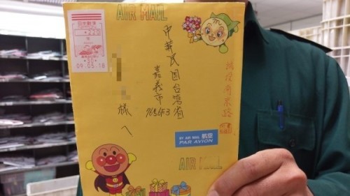 嘉义邮局邮务稽查王国旭扮柯南，从信件上号码找到正确住址、把信送到收件人手中。