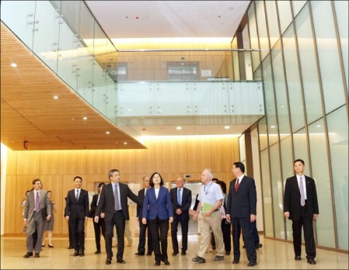 日前台湾总统蔡英文等台湾政府高层率先参观AIT新馆内部