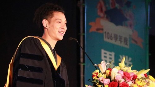 美國職籃（NBA）台裔球星林書豪今天在政治大學畢業典禮致詞，勉勵畢業生7件事
