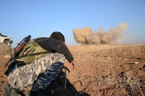 2016年11月25日，在敘利亞北部城鎮Dabiq西郊，反抗軍引爆了伊斯蘭國組織的地雷。