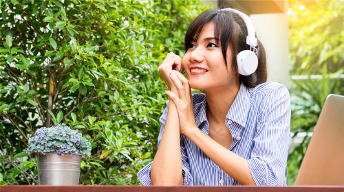 聽柔和、寧靜的音樂，有助於減輕或消除抑鬱、焦慮的情緒。