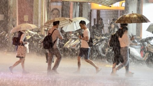 台风玛莉亚10日掠过台湾，带来豪雨烈风，在恶劣环境下，4成8的人员仍然需要上班