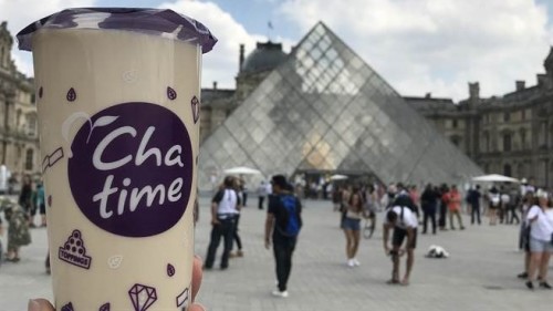 「Chatime日出茶太」巴黎羅浮宮門市13日開幕，創下亞洲品牌第一個進駐羅浮宮開店的里程碑。