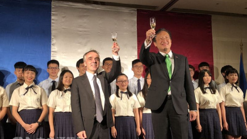 法国在台协会14日举办法国国庆酒会，法国在台协会主任纪博伟（前左）、外交部政务次长吴志中，与在场人士一同举杯庆贺。