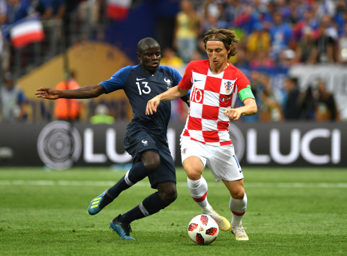 2018年7月15日世界杯决赛，法国球员坎特与克罗地亚球员莫德里奇争抢。