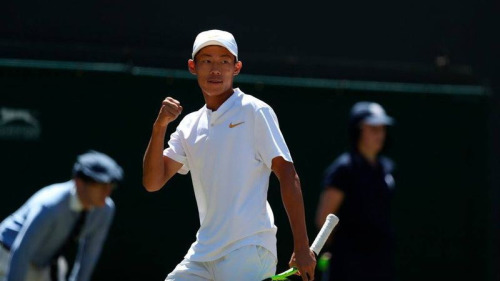 17歲台灣網球小將曾俊欣15日在溫布頓網球錦標賽青少年組男單決賽拿下冠軍。