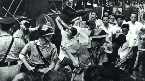 六七暴动中，港共份子在街上突袭香港警察