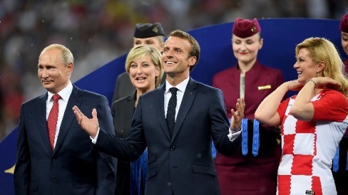 2018年7月15日，俄罗斯总统普京，法国总统马克龙和克罗地亚总统科林达在颁奖典礼上。