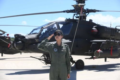 台湾首位、亚洲唯一女性阿帕契飞行员杨韵璇。 