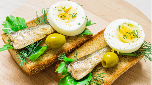 蛋、鱼是早餐蛋白的重要来源。