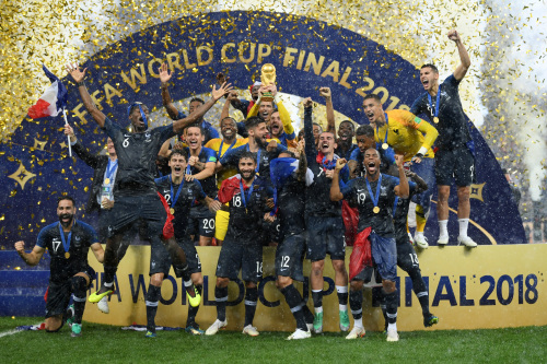 世足赛法国夺冠球员只摸到原版金杯几分钟