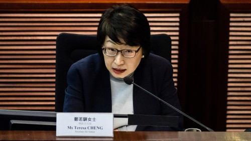 主管修例、多日未露面的香港律政司长郑若骅17日下午前往北京访问，引发不少香港民众议论。