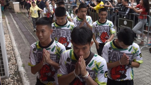 7月18日，部分被營救的泰國少年足球隊員和媒體見面。