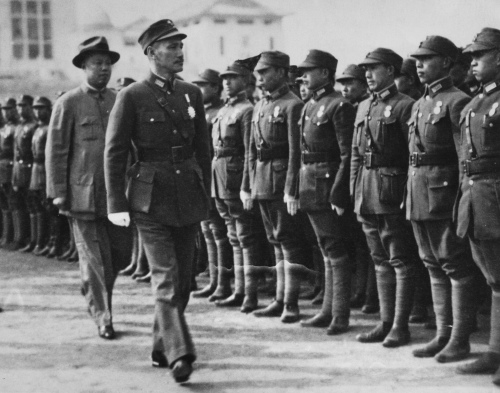 蒋中正聘用了大批德国军事顾问，训练军队，同时装备部队。