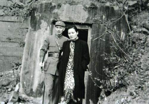 1941秋天，蔣中正與宋美齡在官邸防空洞前留念。