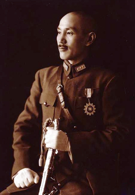 蔣公因領導北伐統一中國，1935年，政府主席林森，依「特級上將授任條例」，予以頒授為五星特級上將。