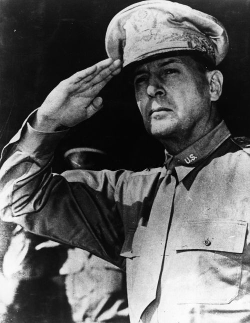 1944年，麥克阿瑟被授銜陸軍五星上將。他在一戰、二戰、韓戰中的卓越貢獻，厥功至偉。