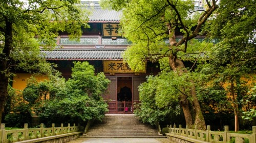 杭州灵隐寺是中国十大古刹之一。