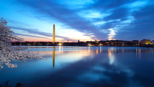 華盛頓紀念碑的設計取自古埃及方尖碑的造型，以白色大理石建成。