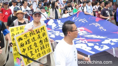 港民手持横幅，表达对北京干预香港、对港府无能、香港人权自由倒退表示不满