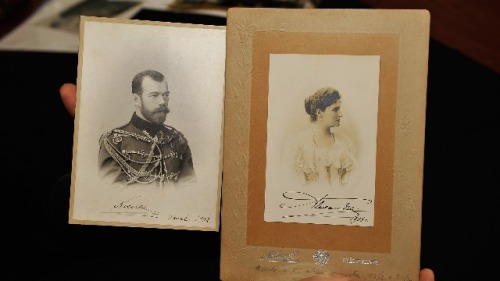 2013年1月16日，在新罕布希爾州阿默斯特拍賣會上，展示了俄羅斯沙皇尼古拉二世和皇后亞歷山德拉的親筆簽名照片。