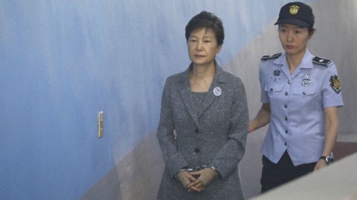 2017年8月25日，韩国前总统朴槿惠抵达首尔一家法院。