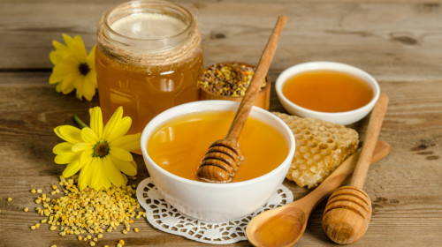 蜂蜜有助于通畅呼吸道，可在睡前饮用一些蜂蜜，避免打呼噜 。