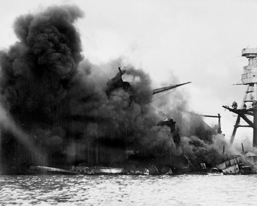 日本偷襲珍珠港，燃燒的美軍戰鬥艦亞利桑納號。