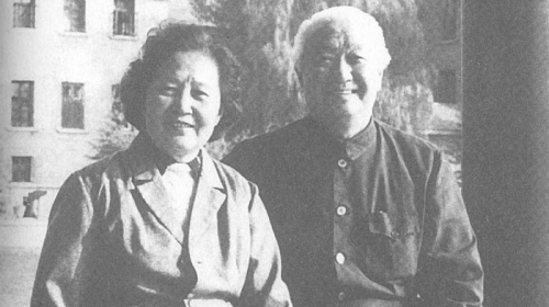 1984年初夏，李志绥与妻子吴慎娴在中南海南船坞。