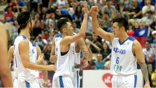 刘铮全场打进25分、13篮板，率队以77：73击败韩国。