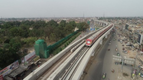 中國在巴基斯坦建造的「橙線」大眾捷運系統，其工程問題叢生，使巴國債台高築。