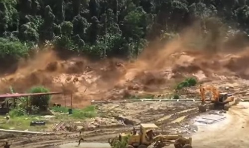 寮國南烏水庫（Nam Ao Dam）發生潰堤，大量泥水傾瀉而下，場面相當驚險