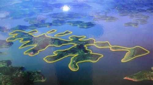 航拍時發現了長壽湖形成天賜的「壽」字