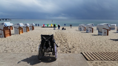 海滩前的轮椅