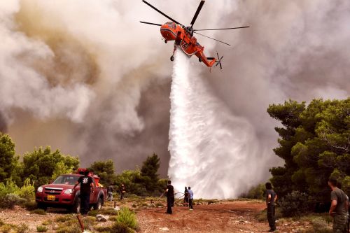 2018年7月24日，一辆消防直升机在雅典附近的村庄灭火。